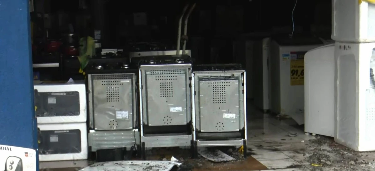 Incêndio durou toda madrugada por Reprodução/TV Bahia