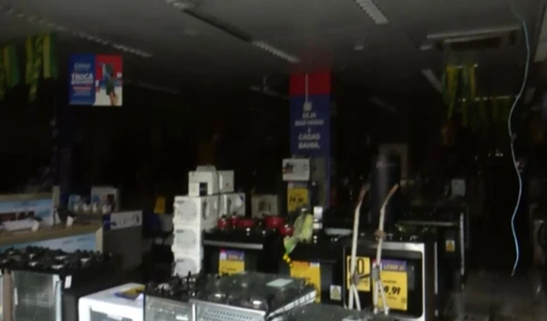 Incêndio durou toda madrugada por Reprodução/TV Bahia