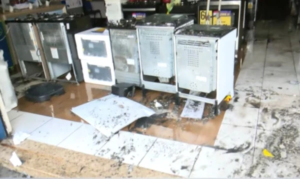 Incêndio durou toda madrugada por Reprodução/TV Bahia