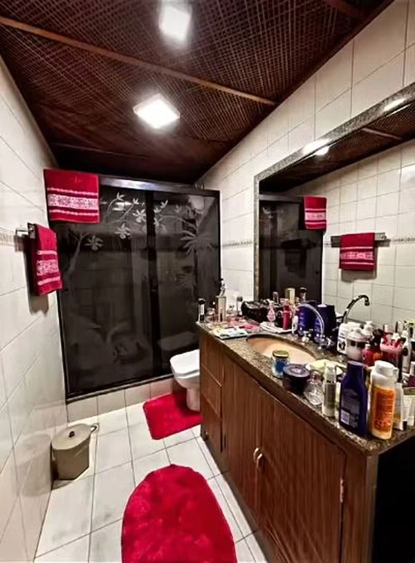 Inês Brasil tem casa toda cor de rosa por Reprodução