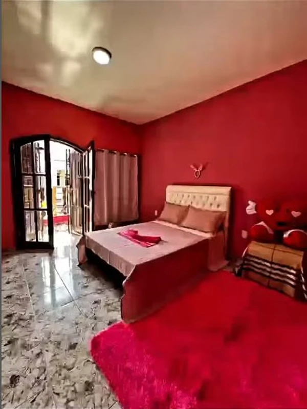 Inês Brasil tem casa toda cor de rosa por Reprodução