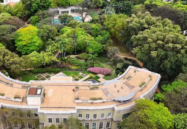 Mansão é uma das maiores do mundo por YouTube | Drone.v7 