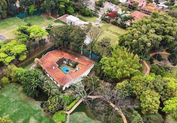 Mansão é uma das maiores do mundo por YouTube | Drone.v7 