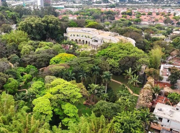 Mansão é uma das maiores do mundo por YouTube | Drone.v7 