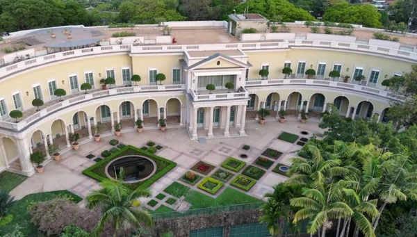 Mansão é uma das maiores do mundo por YouTube | Drone.v7 