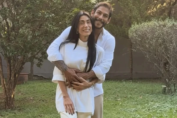 Michelle Barros anuncia gravidez com ator Shia Phoenix