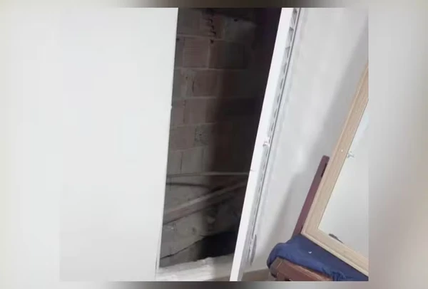 Passagem secreta ficava na parede por Reprodução