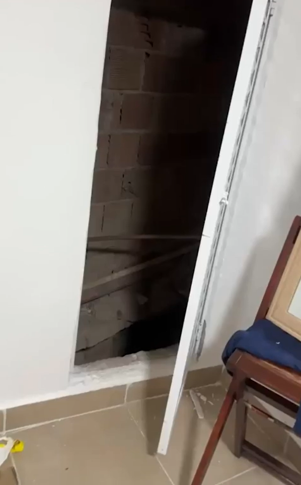 Passagem secreta ficava na parede por Reprodução