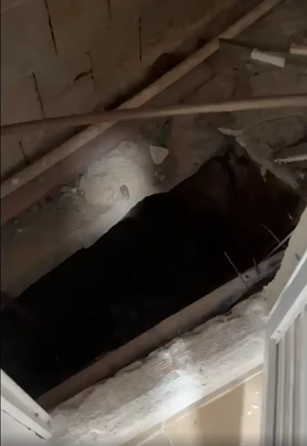 Passagem secreta ficava na parede por Reprodução