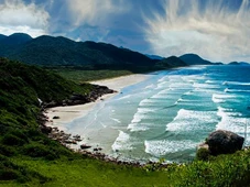 Imagem - O refúgio no litoral para quem está cansado de praias lotadas, só dá para chegar de barco e onde é possível nadar com os raros botos-cinza