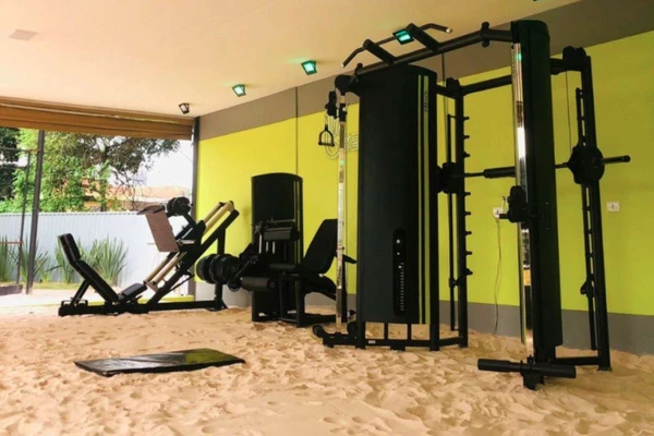 Academia traz treinos de musculação intercalados com funcional