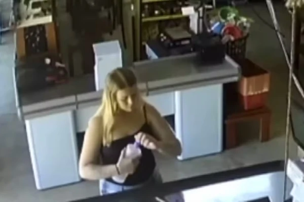 Cãmeras de mercearia flagraram crime por Reprodução