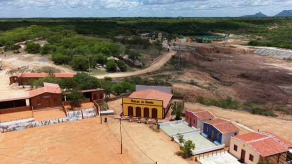 Conheça os detalhes da vila que transporta visitantes ao passado nordestino e consolidou-se como o cenário principal da abertura do São João no RN por Reprodução YT/TV CHICO COBRA D’ÁGUA