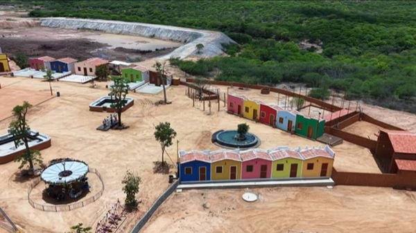 Conheça os detalhes da vila que transporta visitantes ao passado nordestino e consolidou-se como o cenário principal da abertura do São João no RN por Reprodução YT/TV CHICO COBRA D’ÁGUA