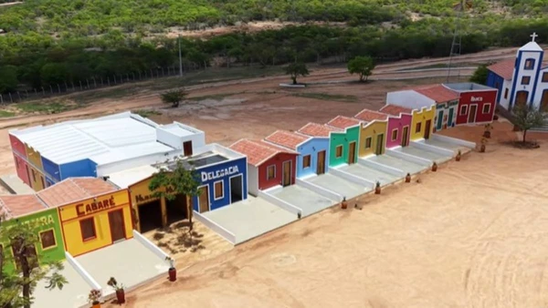 Conheça os detalhes da vila que transporta visitantes ao passado nordestino e consolidou-se como o cenário principal da abertura do São João no RN por Reprodução YT/TV CHICO COBRA D’ÁGUA