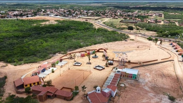 Conheça os detalhes da vila que transporta visitantes ao passado nordestino e consolidou-se como o cenário principal da abertura do São João no RN por Reprodução YT/TV CHICO COBRA D’ÁGUA