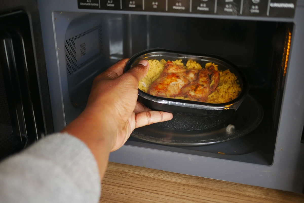 Comida esquentada no microondas
