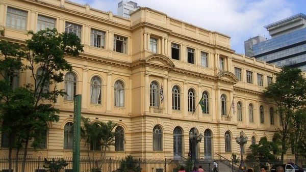 De reduto de intelectuais a símbolo da arquitetura neoclássica: descubra os segredos e a luta por preservação do icônico prédio das 225 janelas no coração de São Paulo