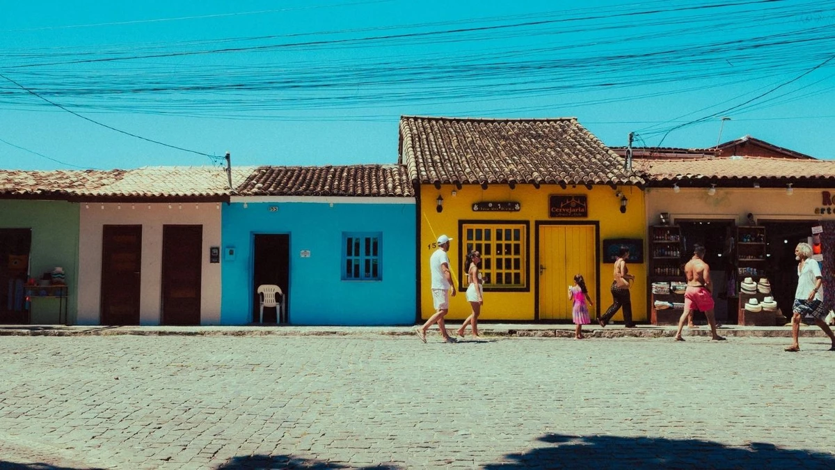 Entre praias cristalinas e falésias, o lugar virou refúgio de quem busca exclusividade sem abrir mão do charme