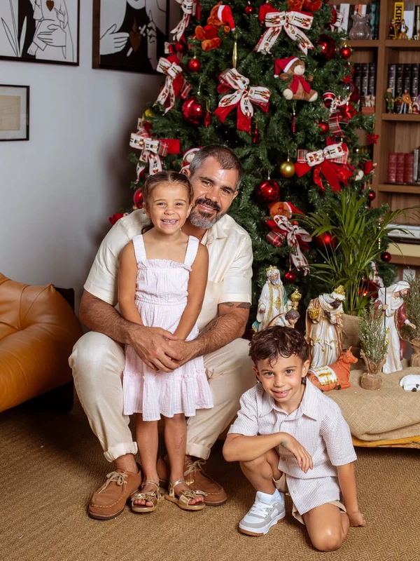 Juliano Cazarré com mulher, Letícia Cazarré, e filhos por Reprodução/Instagram @marciofariasfoto