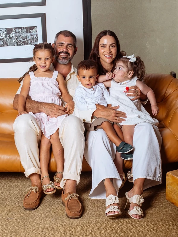 Juliano Cazarré com mulher, Letícia Cazarré, e filhos por Reprodução/Instagram @marciofariasfoto