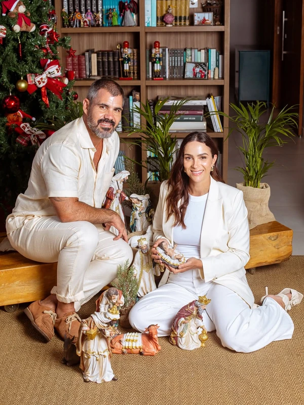 Juliano Cazarré com mulher, Letícia Cazarré, e filhos por Reprodução/Instagram @marciofariasfoto