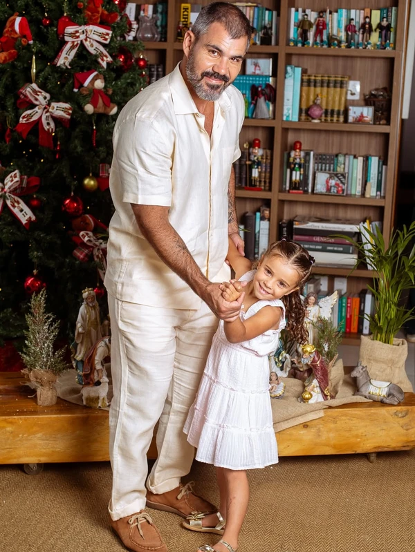 Juliano Cazarré com mulher, Letícia Cazarré, e filhos por Reprodução/Instagram @marciofariasfoto