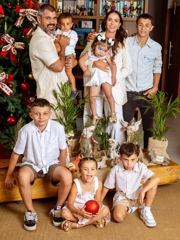 Juliano Cazarré com mulher, Letícia Cazarré, e filhos por Reprodução/Instagram @marciofariasfoto