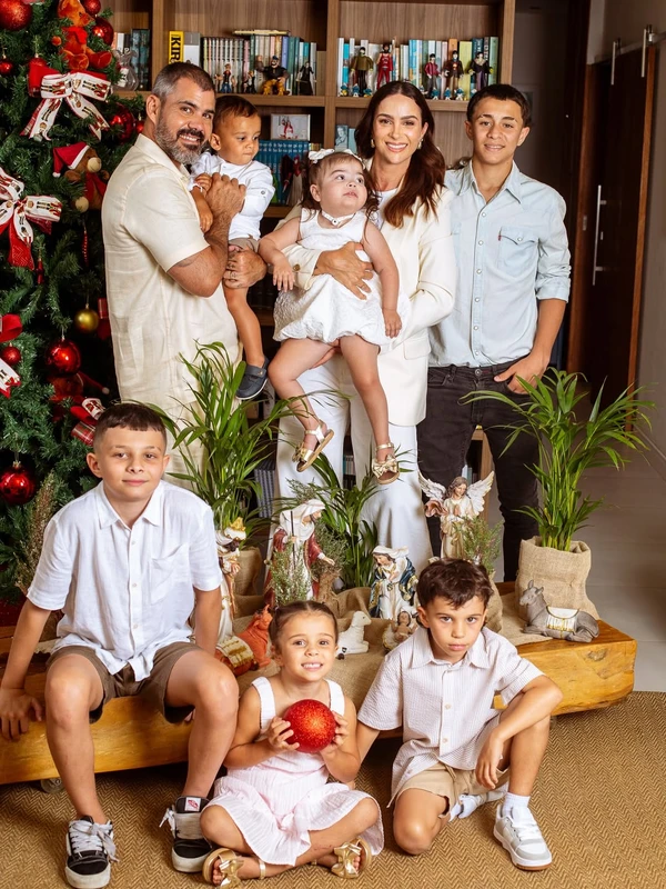 Juliano Cazarré com mulher, Letícia Cazarré, e filhos por Reprodução/Instagram @marciofariasfoto