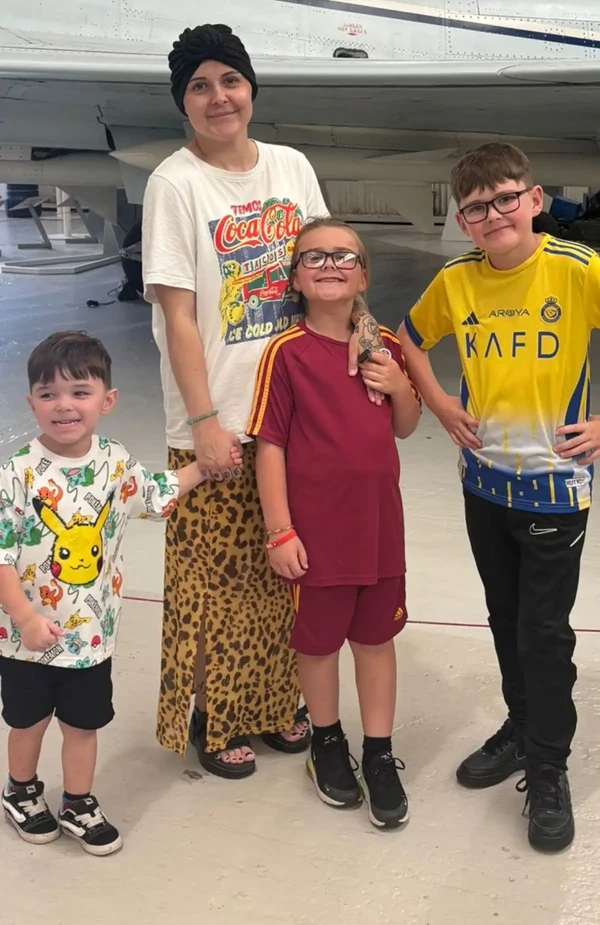 Libby Woolaston e os 3 filhos por Acervo Pessoal