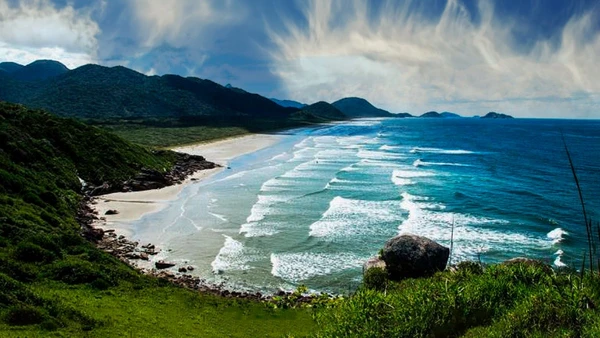 Localizada no extremo sul do estado, a Ilha do Cardoso desafia quem busca luxo convencional, mas recompensa com cachoeiras cristalinas e um dos cenários mais intocados do país