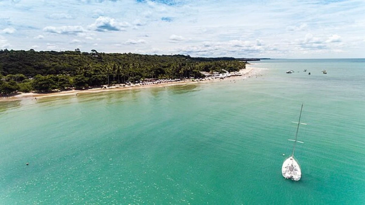 Praias cristalinas, falésias e silêncio: o isolamento virou o maior diferencial por MTur Destinos/ Wikimedia Commons