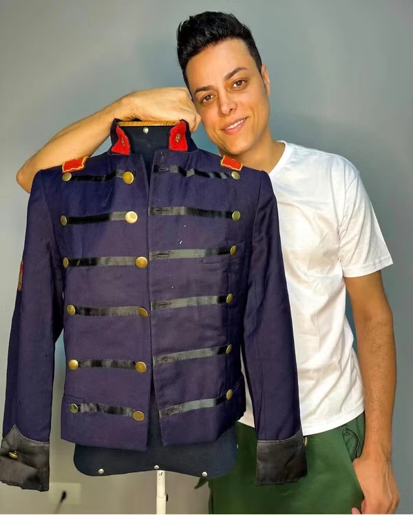 Rodrigo Teaser e a jaqueta que Michael Jackson esqueceu no Brasil em 1993 por Divulgação