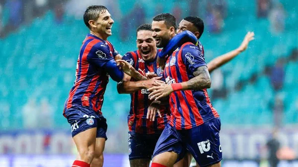 Willian José celebra com companheiros