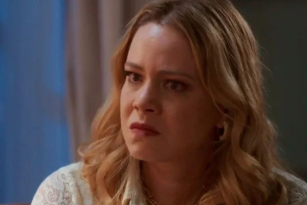 Zilá fica indignada com aproximação da irmã e esposo em 'Coração Acelerado'