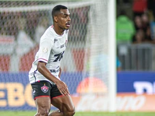 Imagem - Volante do Vitória ironiza após lance polêmico: 'Eu que dei com o queixo no cotovelo dele'