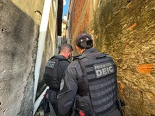 Imagem - Ponto de tráfico de drogas é localizado na Barra e dois homens são presos