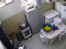 Imagem - Vídeo: servidora é acusada de roubar merenda escolar em cidade da Bahia