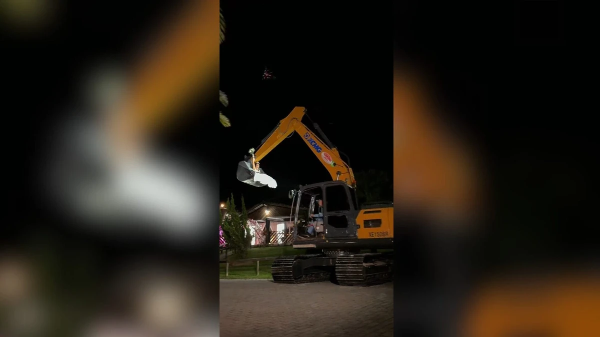 A noiva, Fernanda Dalila Pereira, foi conduzida pelo equipamento operado pelo noivo, Claudir Kunz por Reprodução