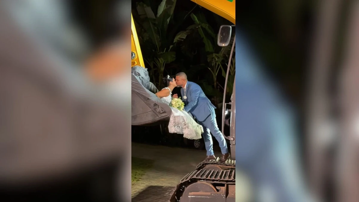 A noiva, Fernanda Dalila Pereira, foi conduzida pelo equipamento operado pelo noivo, Claudir Kunz por Reprodução