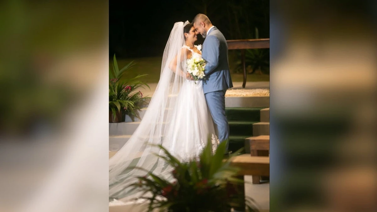 A noiva, Fernanda Dalila Pereira, foi conduzida pelo equipamento operado pelo noivo, Claudir Kunz por Reprodução