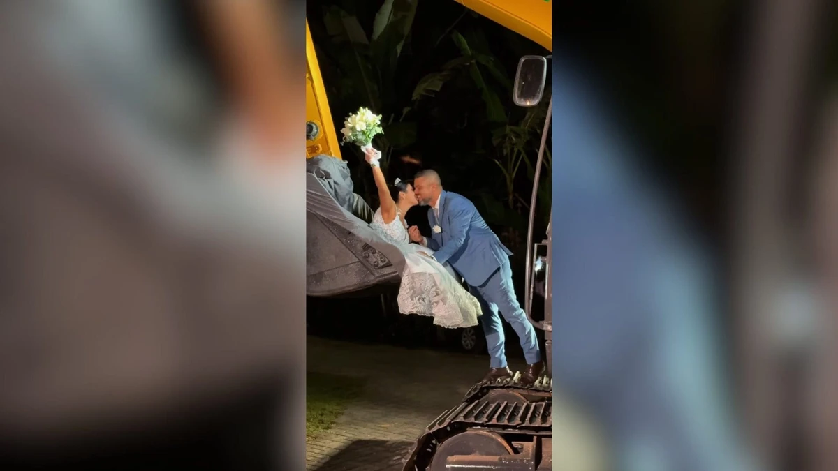 A noiva, Fernanda Dalila Pereira, foi conduzida pelo equipamento operado pelo noivo, Claudir Kunz por Reprodução