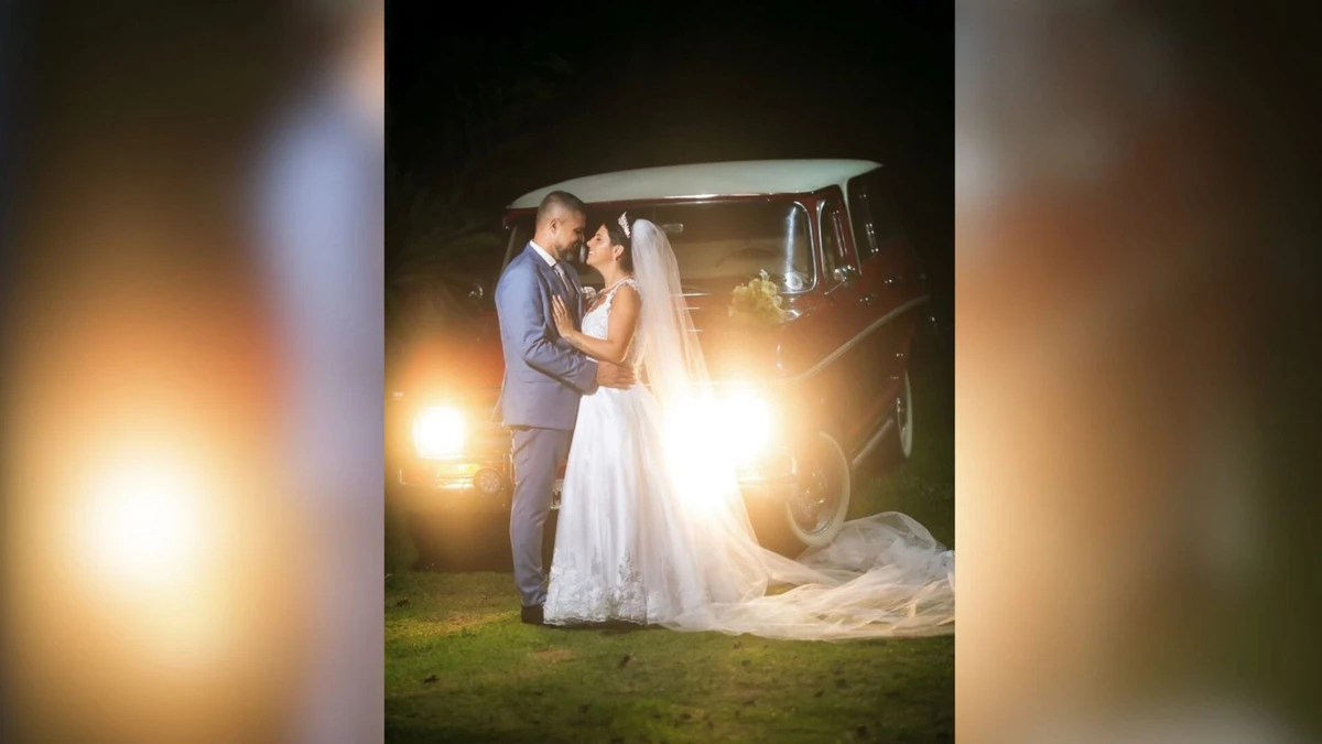 A noiva, Fernanda Dalila Pereira, foi conduzida pelo equipamento operado pelo noivo, Claudir Kunz por Reprodução