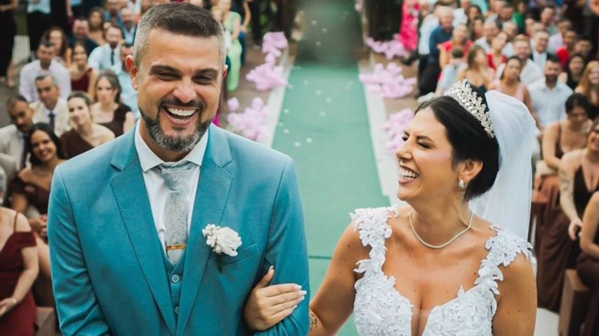 A noiva, Fernanda Dalila Pereira, foi conduzida pelo equipamento operado pelo noivo, Claudir Kunz por Reprodução