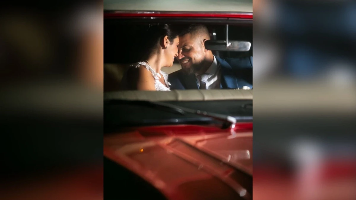 A noiva, Fernanda Dalila Pereira, foi conduzida pelo equipamento operado pelo noivo, Claudir Kunz por Reprodução