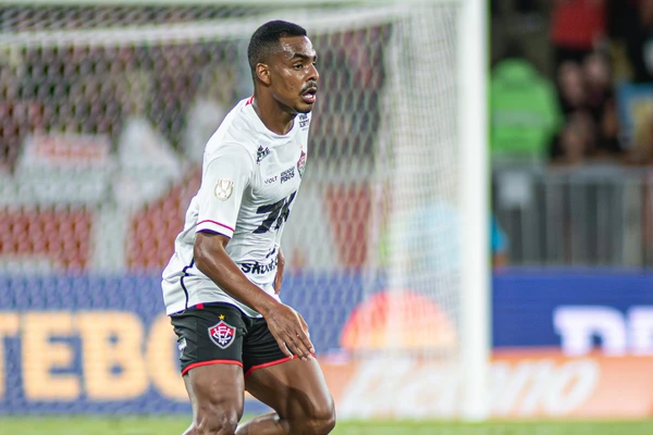 Caíque Gonçalves saiu na bronca com a arbitragem após o duelo contra o Flamengo