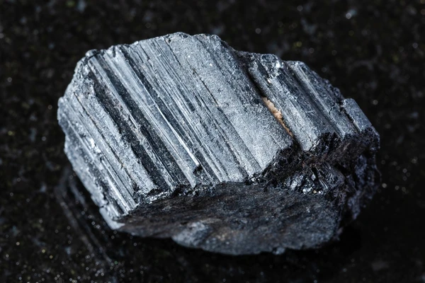 Escorpião – Turmalina negra: A pedra mais poderosa contra energias densas, ela protege a intensidade de Escorpião e ajuda na renovação espiritual. por Shutterstock