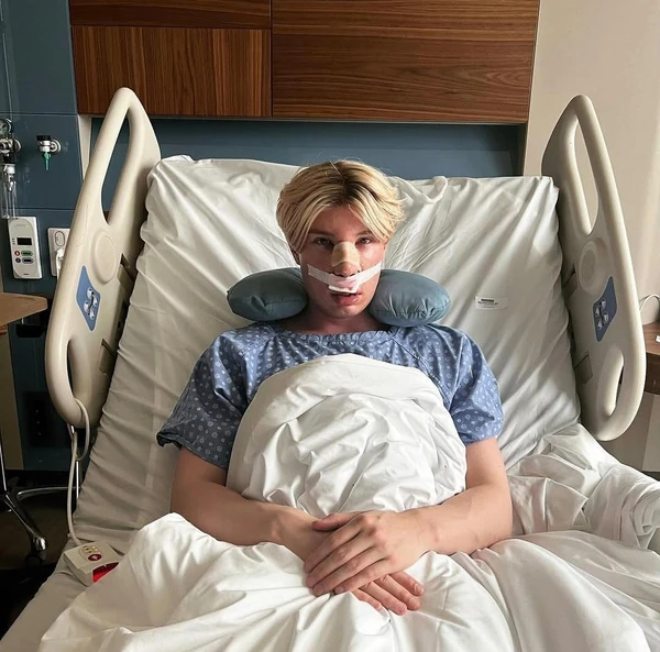 Ex-Big Brother Finlândia fez três cirurgias de uma vez por Reprodução/@hesselgrenjoni