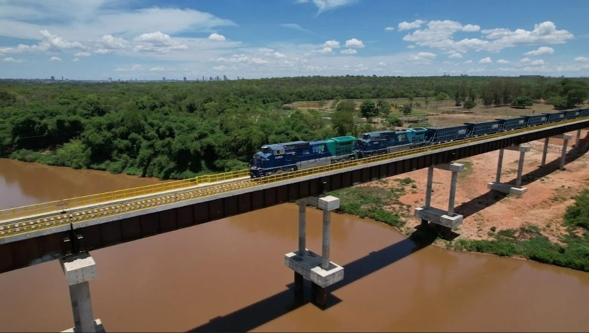 Ferrovia está em construção