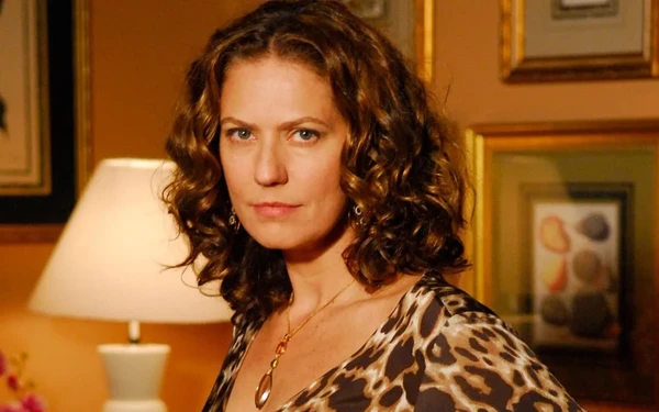 Gêmeos – Flora (A Favorita): Manipuladora e mestre na arte de contar duas versões da mesma história. A dualidade e a lábia de Flora confundiram todo mundo. por Renato Rocha Miranda/TV Globo